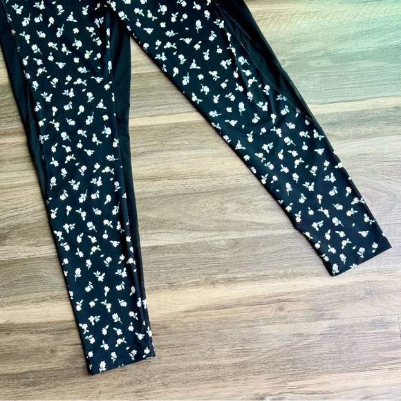 PINK Victoria's Secret Ultimate Featherweight Floral Mesh Panel Leggings Size M - Picture 9 of 15